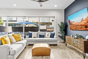 Smart TV - Luna Luxe Rooftop | 3BR • 2.5BA • Rooftop Deck (Scottsdale)