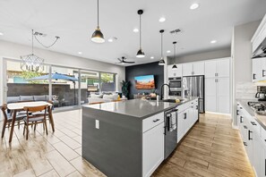 Fridge, microwave, oven, stovetop - Luna Luxe Rooftop | 3BR • 2.5BA • Rooftop Deck (Scottsdale)