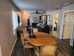 Dining - Lovely 2-bedroom house with AC and a Hot tub in peaceful Mormon Lake (Mormon Lake)