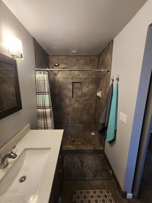 Shower, hair dryer, towels, soap - Lovely 2-bedroom house with AC and a Hot tub in peaceful Mormon Lake (Mormon Lake)