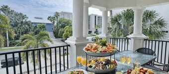 Last Minute Luxury Beachside Home 100 ft Walk to Siesta Key Beach Pool