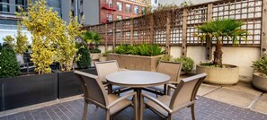 تناول الطعام بالخارج