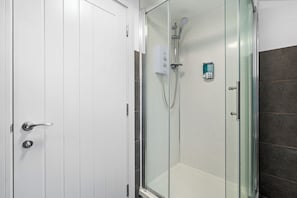 Shower, hair dryer, towels - London Street, Andover, Hampshire, SP102NU, United Kingdom (Andover)