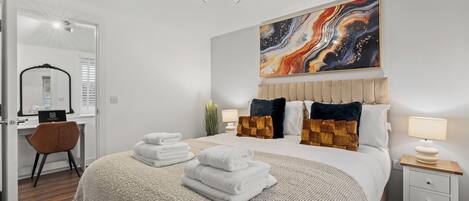 Skrivebord, strykejern/-brett og wi-fi (inkludert)