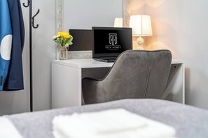 書桌、熨斗/熨衫板、可攜式嬰兒床、免費 Wi-Fi
