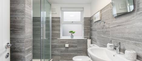 Douche, séchoir à cheveux, serviettes fournies