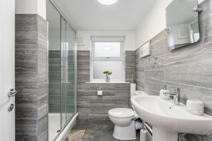 Shower - London Street, Andover, Hampshire, SP102NU, United Kingdom (Andover)