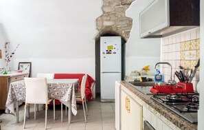 Fridge, microwave, stovetop, coffee/tea maker - 2 bedroom cozy home in Ragusa Ibla (Ragusa Ibla)