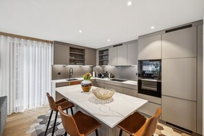 Kylskåp, mikrovågsugn, ugn och spishäll