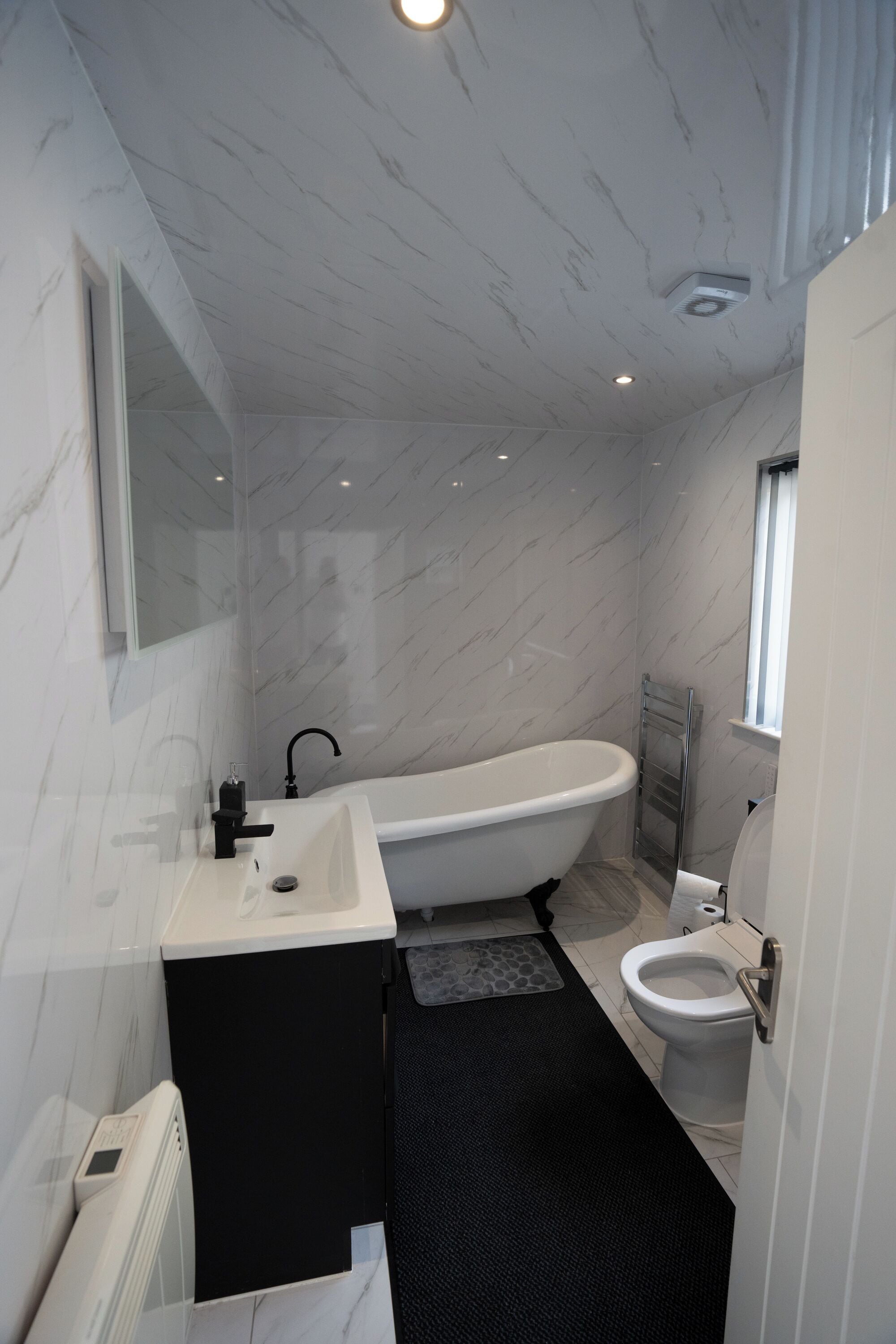 Douche, serviettes fournies, savon, papier toilette