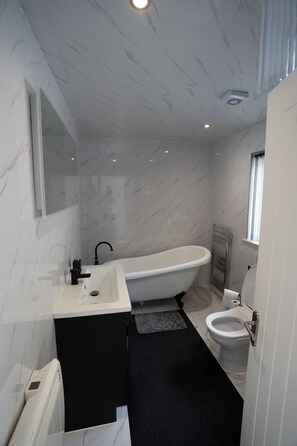 Ducha, toallas, jabón, papel higiénico