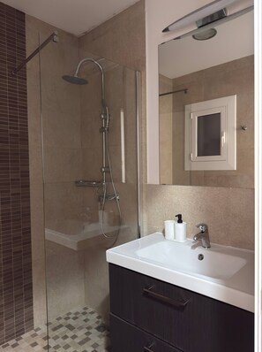 Hair dryer, towels, soap, toilet paper - Spacious Apartment near Sagrada Família (Barcelona)