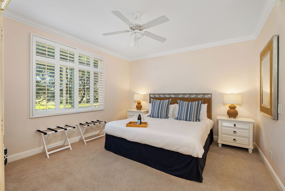 2 makuuhuonetta, työpöytä, silitysrauta/-lauta, vauvan matkasänky