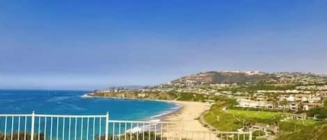 Una spiaggia nelle vicinanze, lettini da mare, teli da spiaggia