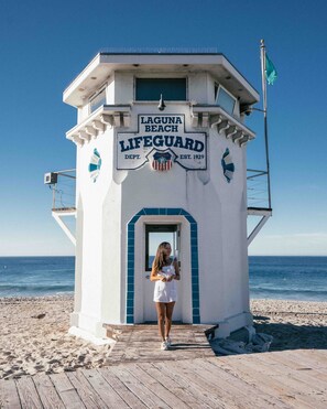 A lifeguard station at Laguna Beach with a clear view of the ocean. - Luxury Coastal Condo- 2 Master Suites-Pool-Spa & Gym-3 Miles to Beach- AC (Laguna Niguel)