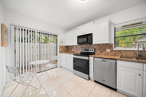 Fridge, microwave, oven, stovetop - 2221 Managed by Brampton Park (Delray Beach)