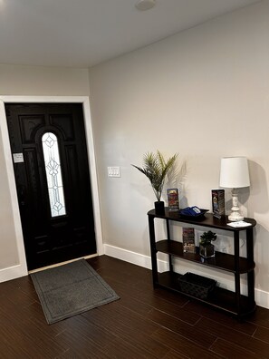 Interior - Gorgeous 3-bedroom house with AC in charming Cape Coral with a hot tub (Cape Coral)