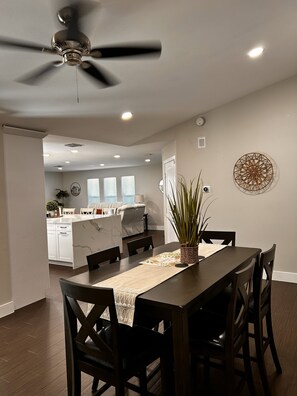 Dining - Cape Harbour Area, Tiki Hut + Hot Tub, 3 BR Near Rumrunners (Cape Coral)