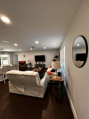 Smart TV - Gorgeous 3-bedroom house with AC in charming Cape Coral with a hot tub (Cape Coral)