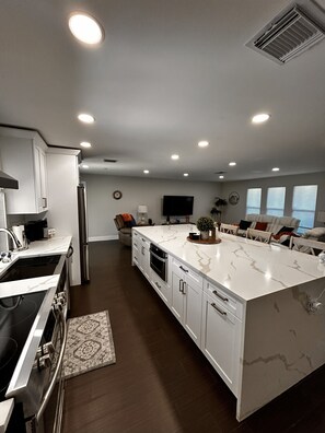 Fridge, microwave, oven, stovetop - Gorgeous 3-bedroom house with AC in charming Cape Coral with a hot tub (Cape Coral)