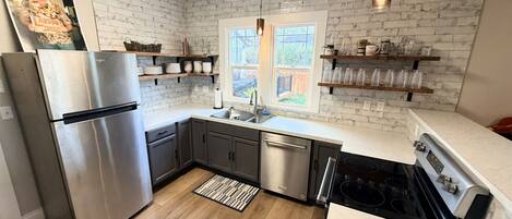 Mikrowelle, Ofen, Herdplatte, Geschirrspüler