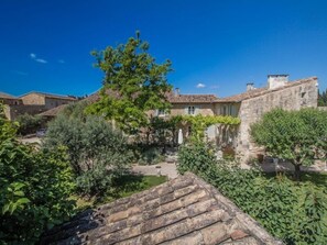 Exterior - Near Saint-Rémy-de-Provence, air-conditioned farmhouse 10P., heated pool. (SAINT-ETIENNE-DU-GRÈS)