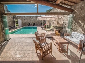 A heated pool - Near Saint-Rémy-de-Provence, air-conditioned farmhouse 10P., heated pool. (SAINT-ETIENNE-DU-GRÈS)