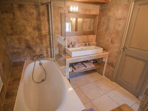 Bathroom - Near Saint-Rémy-de-Provence, air-conditioned farmhouse 10P., heated pool. (SAINT-ETIENNE-DU-GRÈS)
