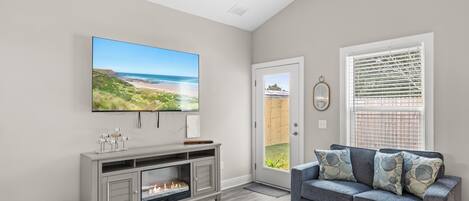 TV connectée, cheminée, livres