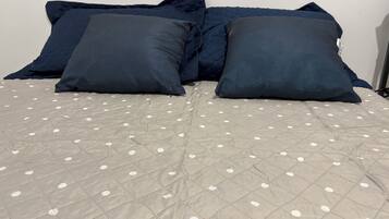 Skrivebord og sengetøy