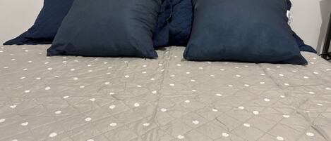 1 Schlafzimmer, Schreibtisch, Bettwäsche