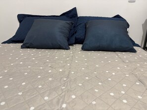 Skrivebord og sengetøy