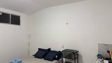 1 slaapkamer, een bureau, beddengoed