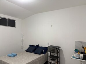 Escrivaninha, roupa de cama