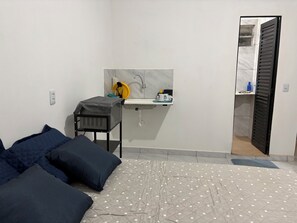 1 Schlafzimmer, Schreibtisch, Bettwäsche