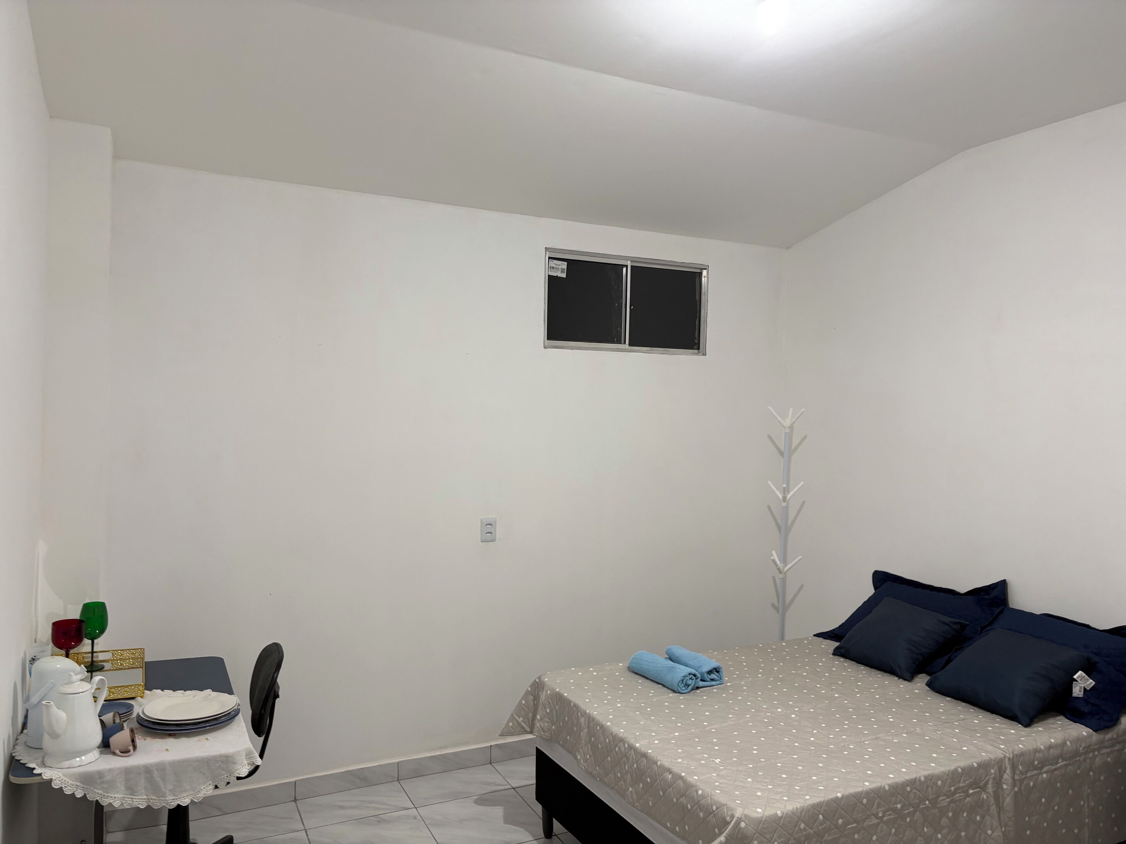 Escrivaninha, roupa de cama