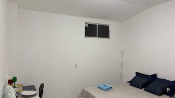 Escrivaninha, roupa de cama