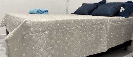 1 quarto, escrivaninha, roupa de cama