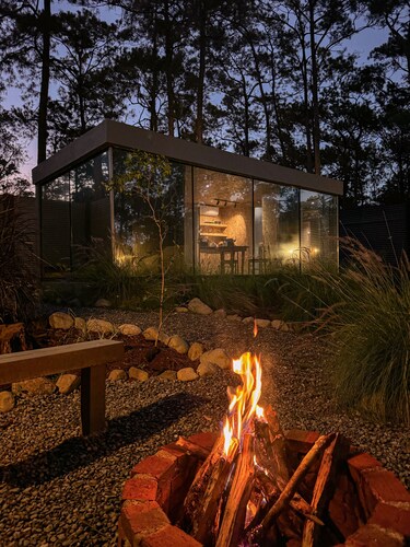 Cozy Cabin, Jacuzzi, AC, Fireplace and Hot water.