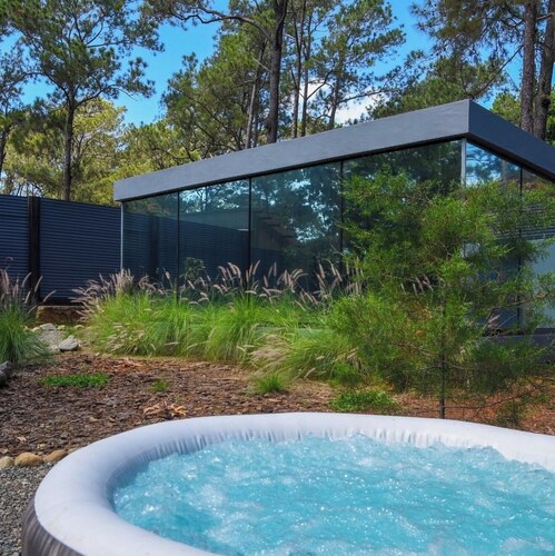 Cozy Cabin, Jacuzzi, AC, Fireplace and Hot water.️♥️