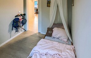 Travel crib, free WiFi