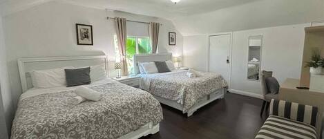 Een strijkplank/strijkijzer, wifi, beddengoed