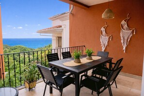 Outdoor dining - Modern 2BR/2BA with Ocean & Mountain Views - Playa Langosta - Pool - Beach (Tamarindo)