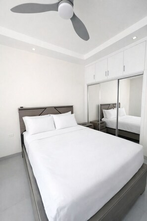 3 bedrooms, iron/ironing board, WiFi, bed sheets - Paradise Cove Modern 3BD 2-Story Home (richmond)