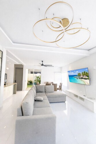 Paradise Cove Modern 3BD 2-Story Home