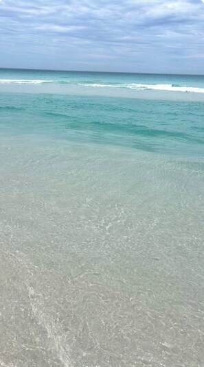 Uma praia com águas turquesa cristalinas e uma faixa de areia.