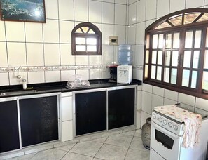 Réfrigérateur, four, plaque de cuisson, cafetière/bouilloire