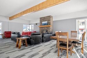 Dining - Cozy Studio In Rocky Mountains: Hot Tub, Pool and Gym (Kimberley)