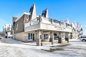 Exterior - Cozy Studio In Rocky Mountains: Hot Tub, Pool and Gym (Kimberley)