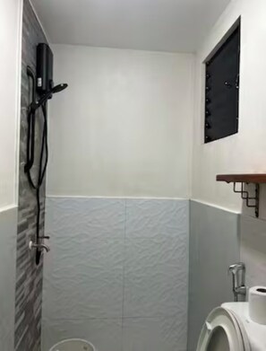 Shower, towels, soap, toilet paper - Cozy 1-bedroom resort in delightful Dauis with AC comfort (Bohol)